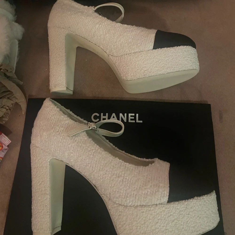 CHANEL Women's Black and Cream Tweed Heels - Picture 3 of 3